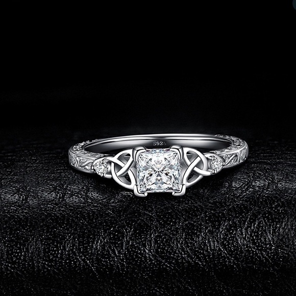 925 Sterling Silver Vintage Celtic Knot Ring - Picture 2 of 7